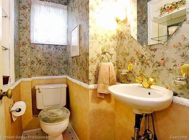 519 Rivenoak Street Birmingham, MI 48009 - Photo 13 of 22 POWDER ROOM