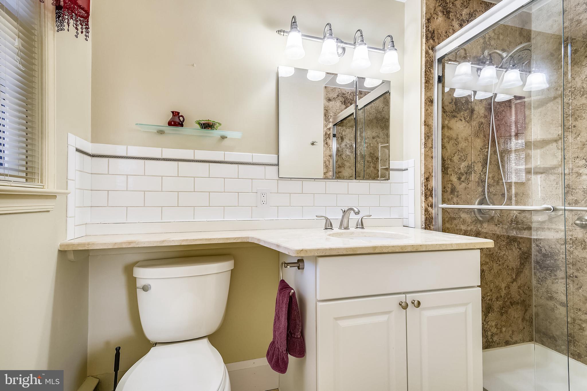 434 South Rolling Road Baltimore, MD 21228 - Photo 23 of 35 Full bath in master suite