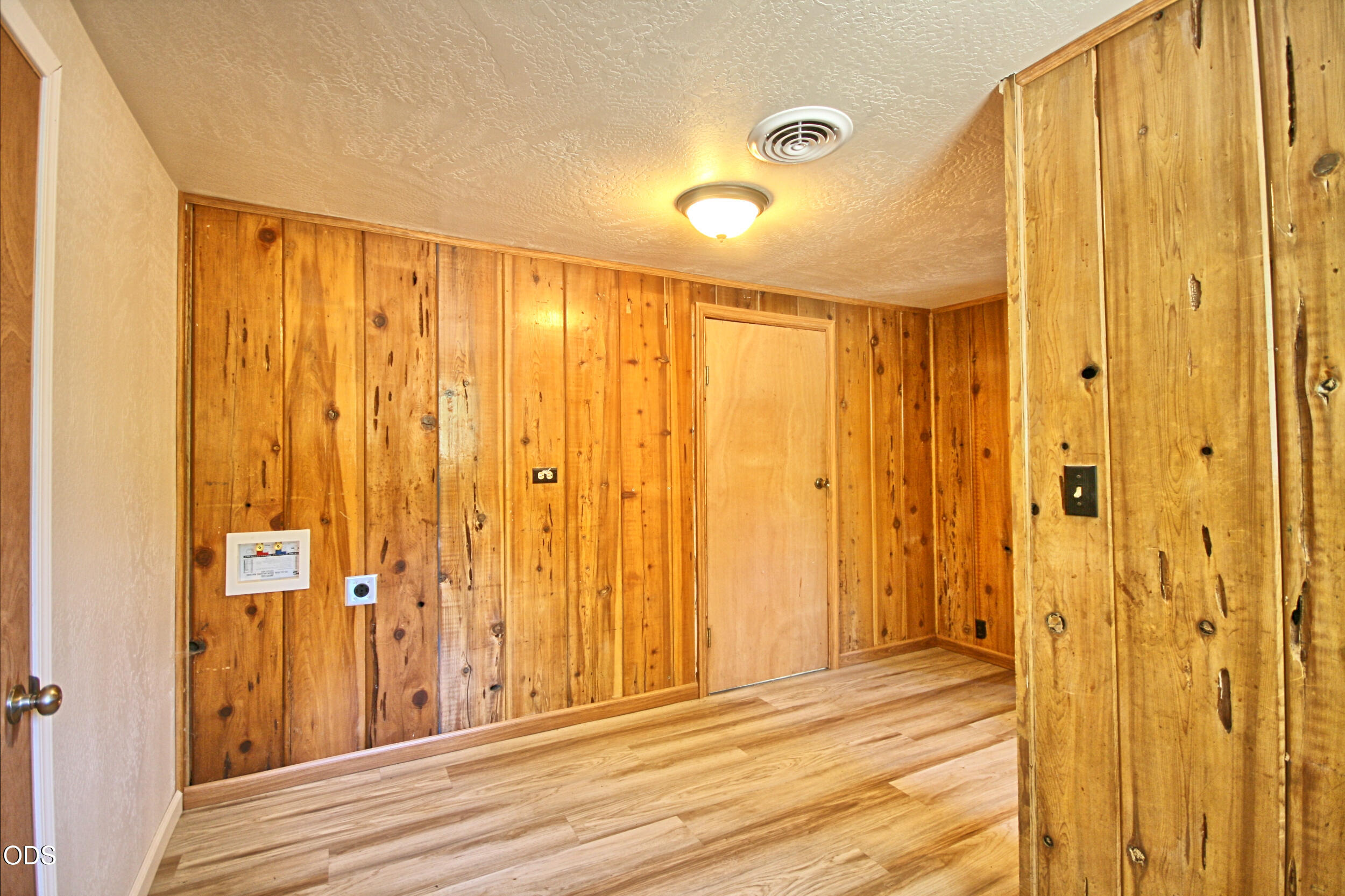 2525 Kinney Creek Road Jacksonville, OR 97530 - Photo 25 of 38 a view of a bathroom with shower and a window