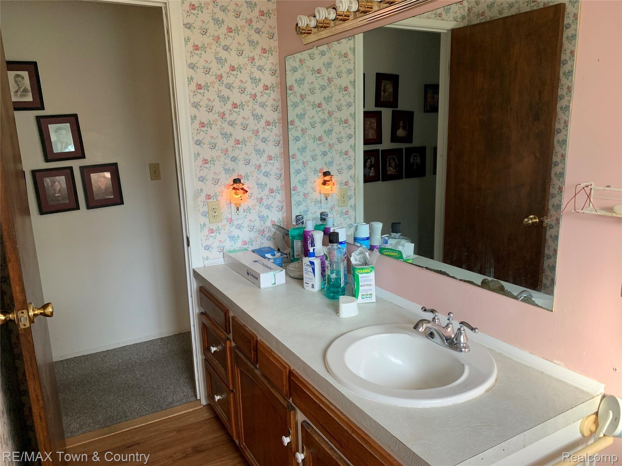 5383 Flushing Road Flushing, MI 48433 - Photo 10 of 28 flushing bathroom.jpg