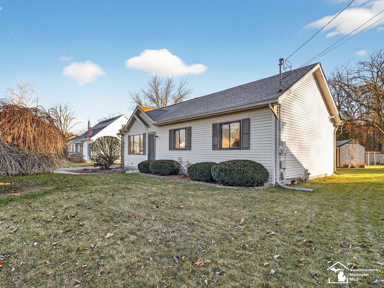 7010 Douglas Road Lambertville, MI 48144 - Photo 2 of 41 50194302-88c81beb-998a-4c3a-9ebb-31eb630a3c99.JPG