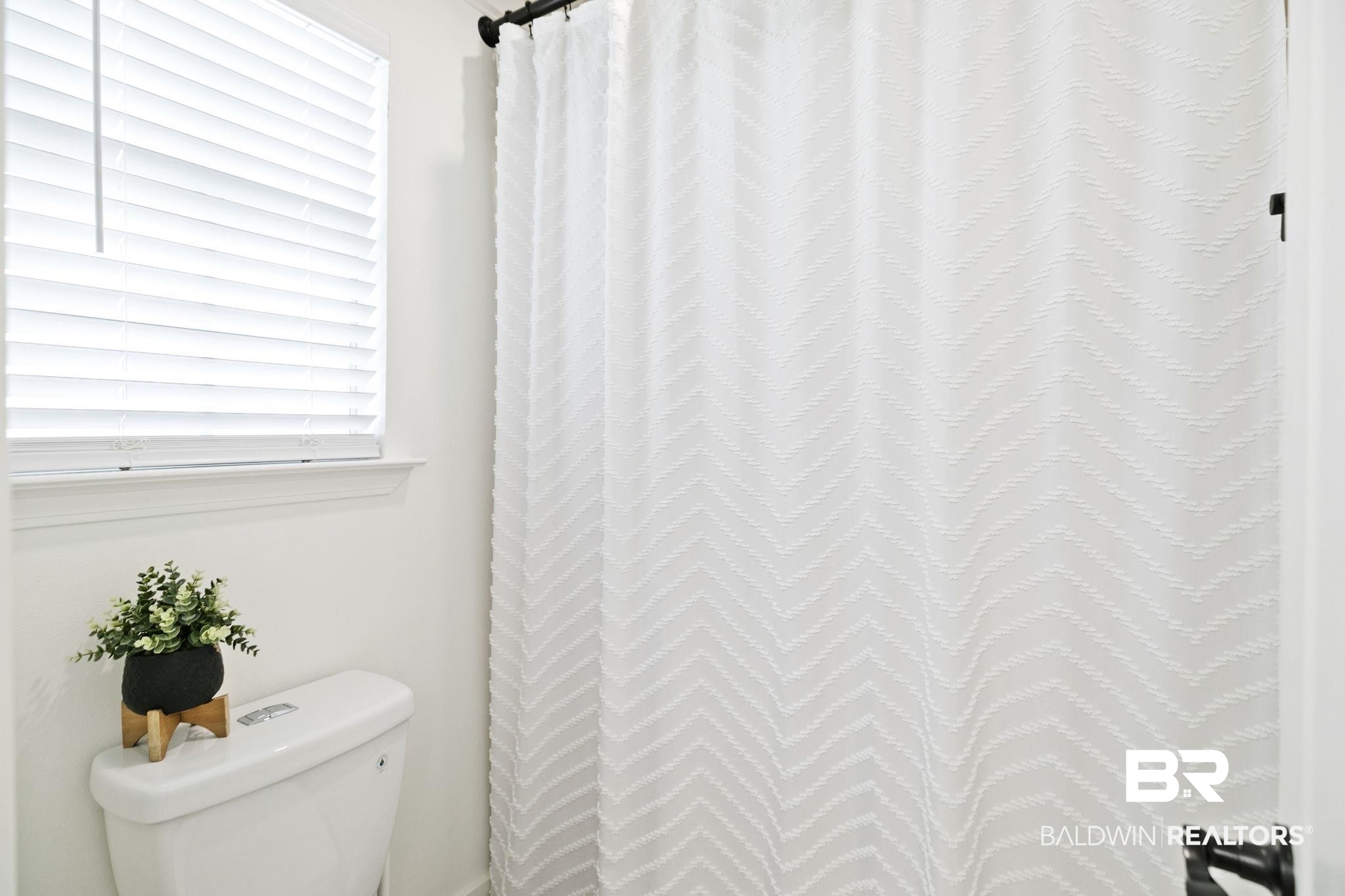 342 Ridgewood Drive Daphne, AL 36526 - Photo 11 of 36 Bathroom with toilet
