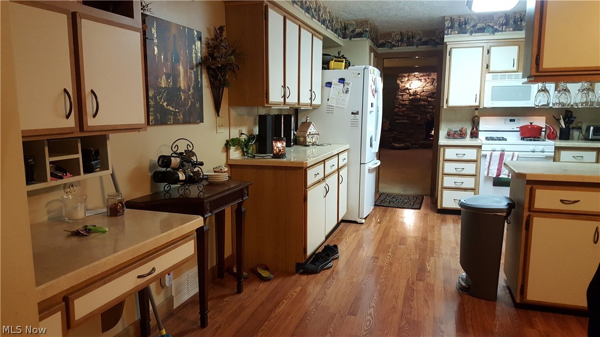 4660 Leffingwell Road Canfield, OH 44406 - Photo 16 of 25 another view of extra large eat in kitchen