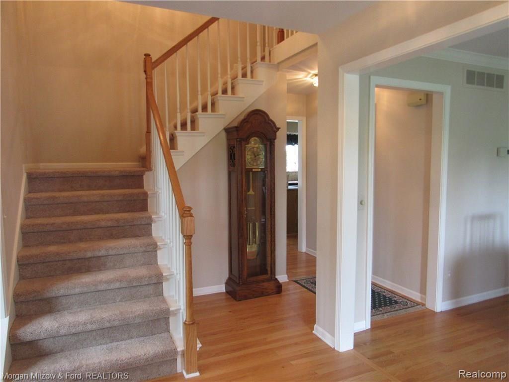 5476 Ridge Trail North Clarkston, MI 48348 - Photo 5 of 47 Front entrance