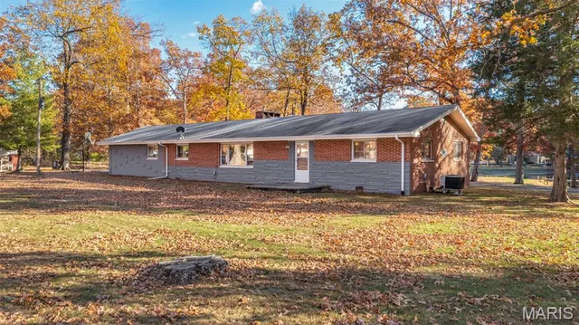 $299,000 | 20267 Tall Timber Road, Staunton, IL 62088
