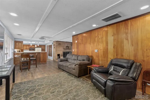 $299,000 | 20267 Tall Timber Road, Staunton, IL 62088