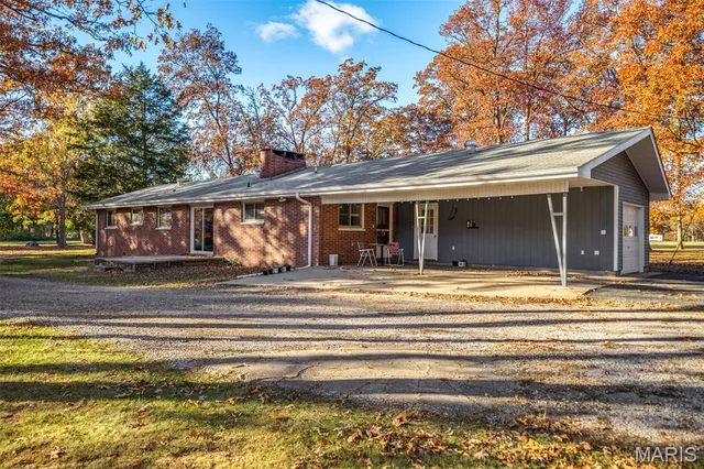 $299,000 | 20267 Tall Timber Road, Staunton, IL 62088