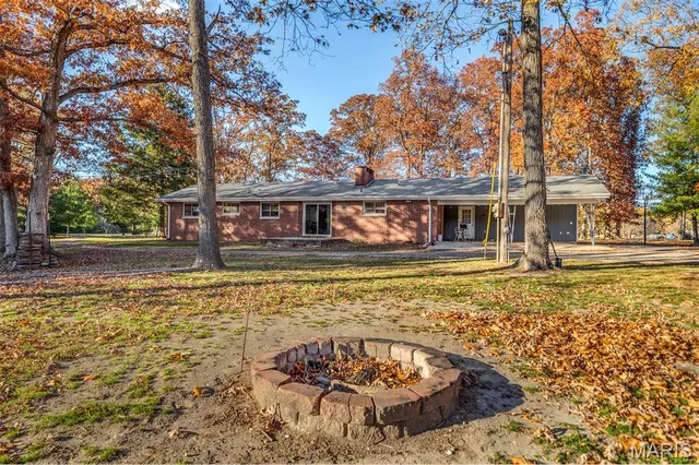 $299,000 | 20267 Tall Timber Road, Staunton, IL 62088