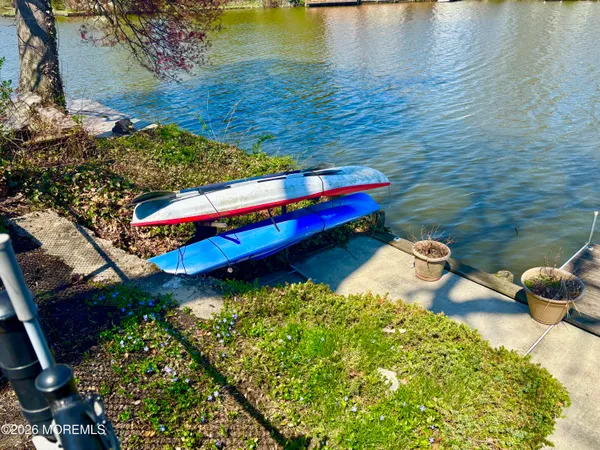 a wooden bench sitting in back of a lake
