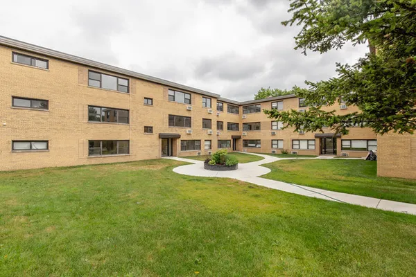 $1,980 | 6807 North Ridge Boulevard, Unit 102, Chicago, IL 60645