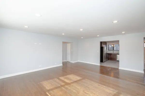 $1,980 | 6807 North Ridge Boulevard, Unit 102, Chicago, IL 60645