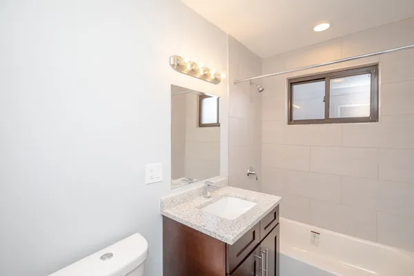 $1,980 | 6807 North Ridge Boulevard, Unit 102, Chicago, IL 60645