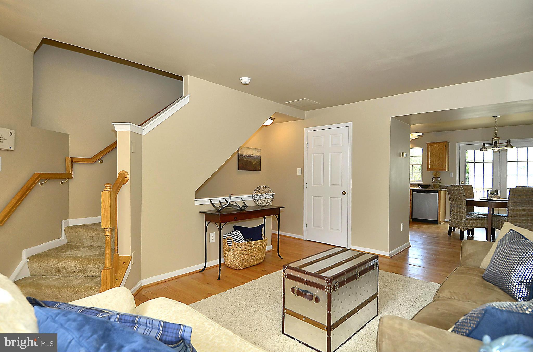 6405 Racetec Court Springfield, VA 22150 - Photo 5 of 30 a living room with furniture