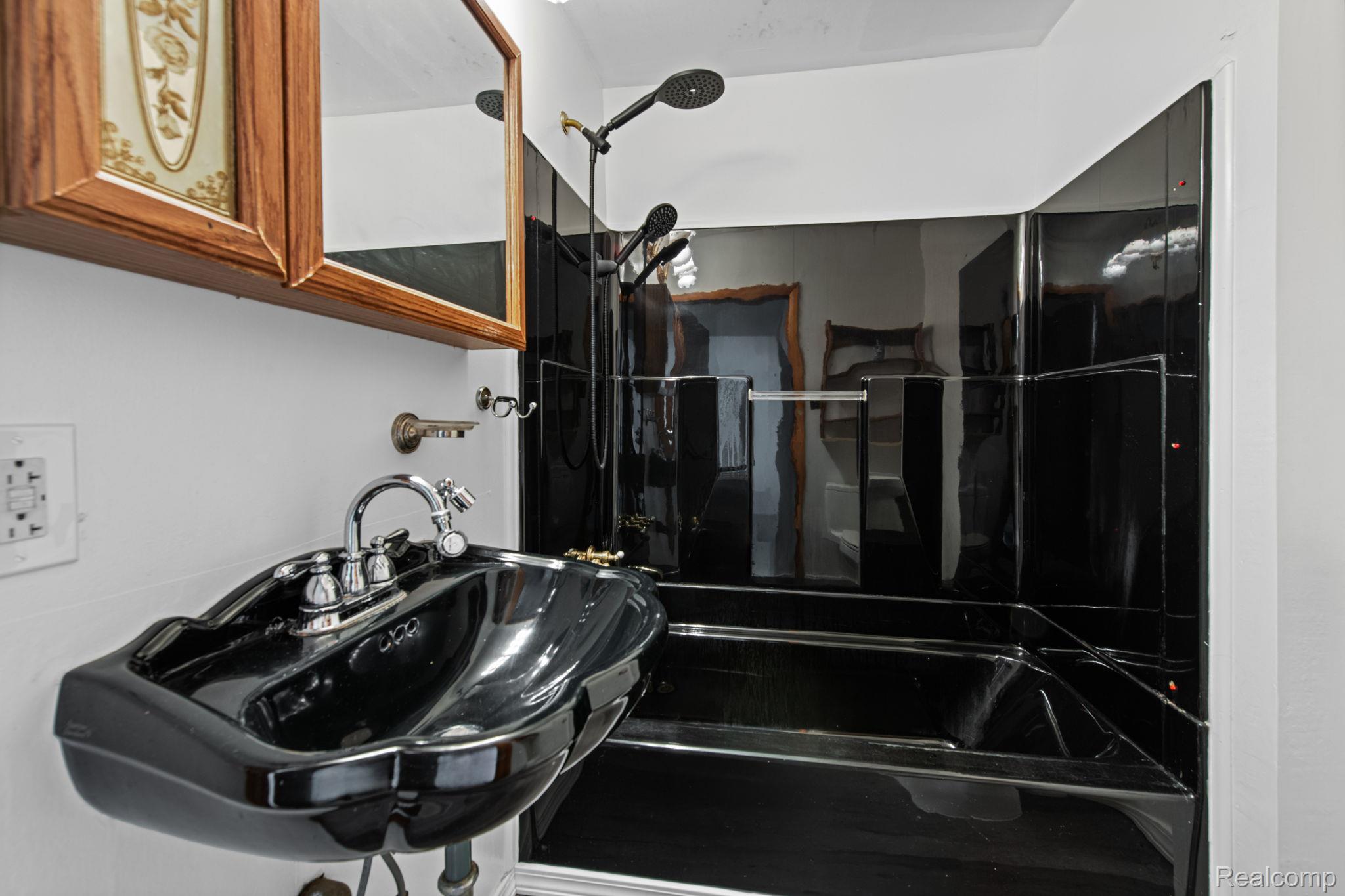 19227 Gudith Road Trenton, MI 48183 - Photo 15 of 33 11-web-or-mls-19227-gudith-rd.jpg