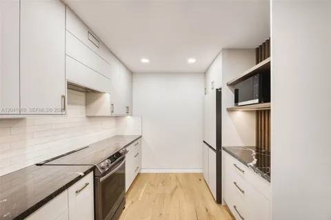 $675,000 | 100 Edgewater Drive, Unit 142, Coral Gables, FL 33133