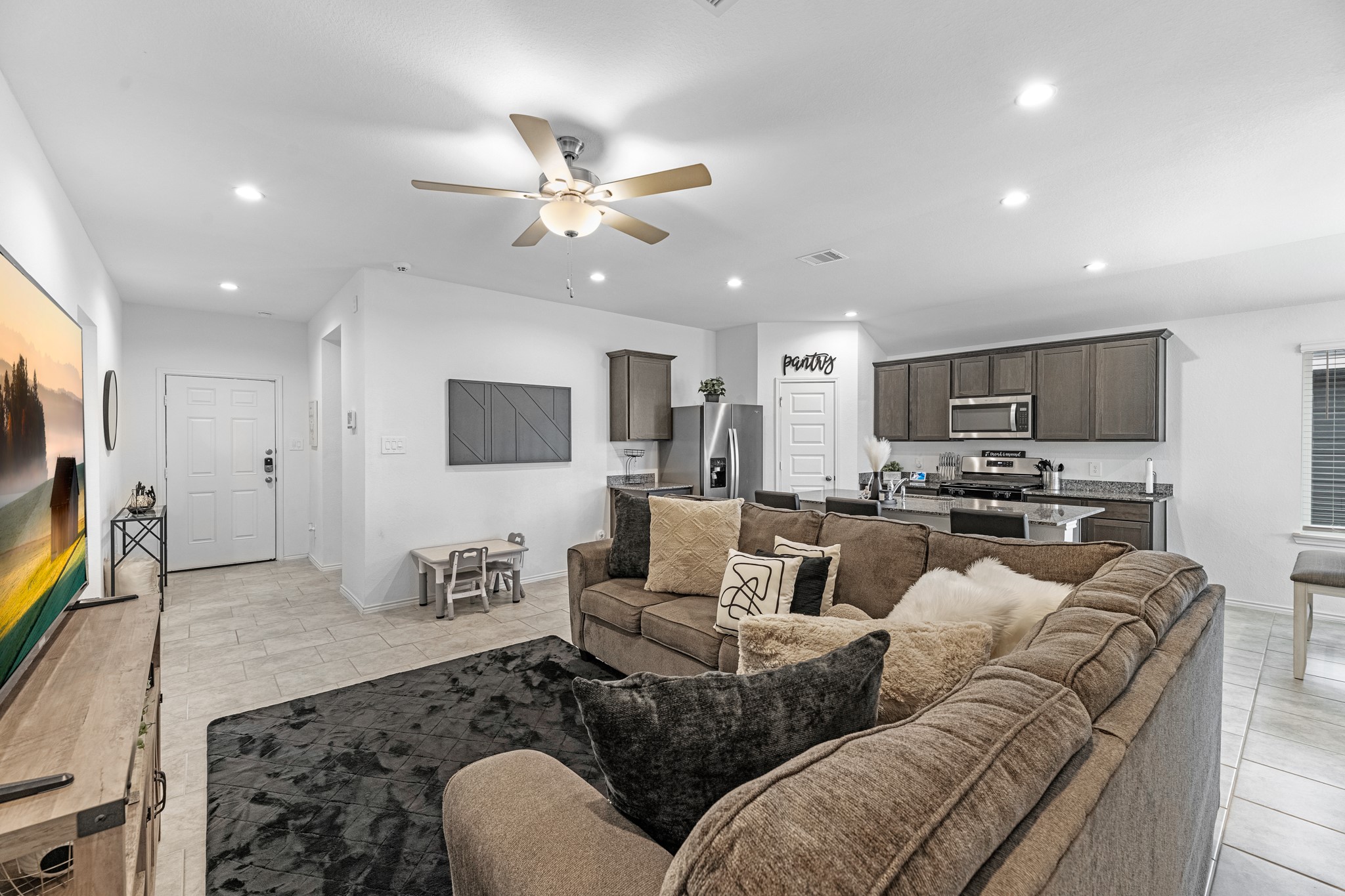 7534 Cynomys Court Rosharon, TX 77583 - Photo 11 of 35 Living room.