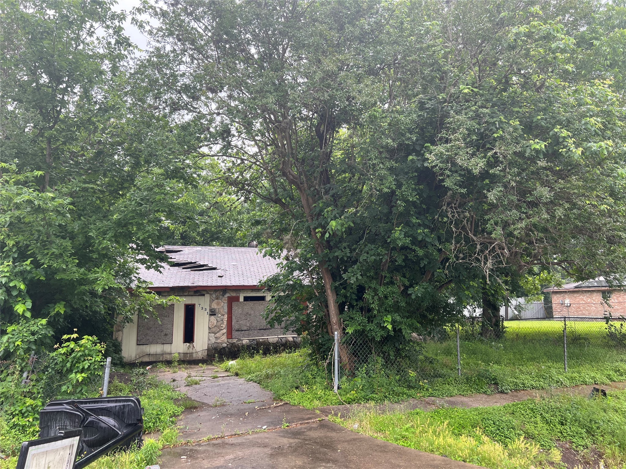 7331 England Street Houston, TX 77021 - Photo 3 of 6 a view of a house with a backyard