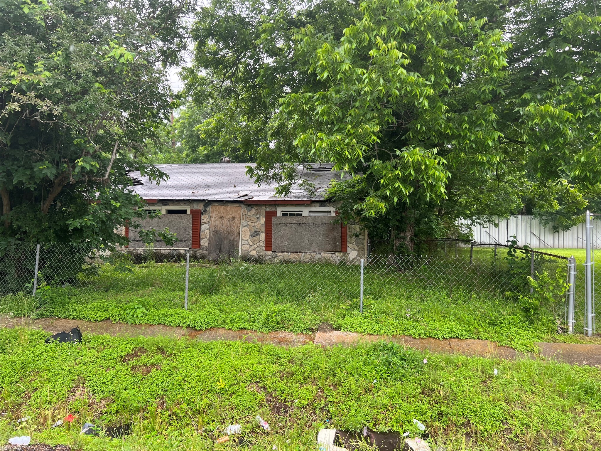 7331 England Street Houston, TX 77021 - Photo 5 of 6 a backyard of a house with lots of green space