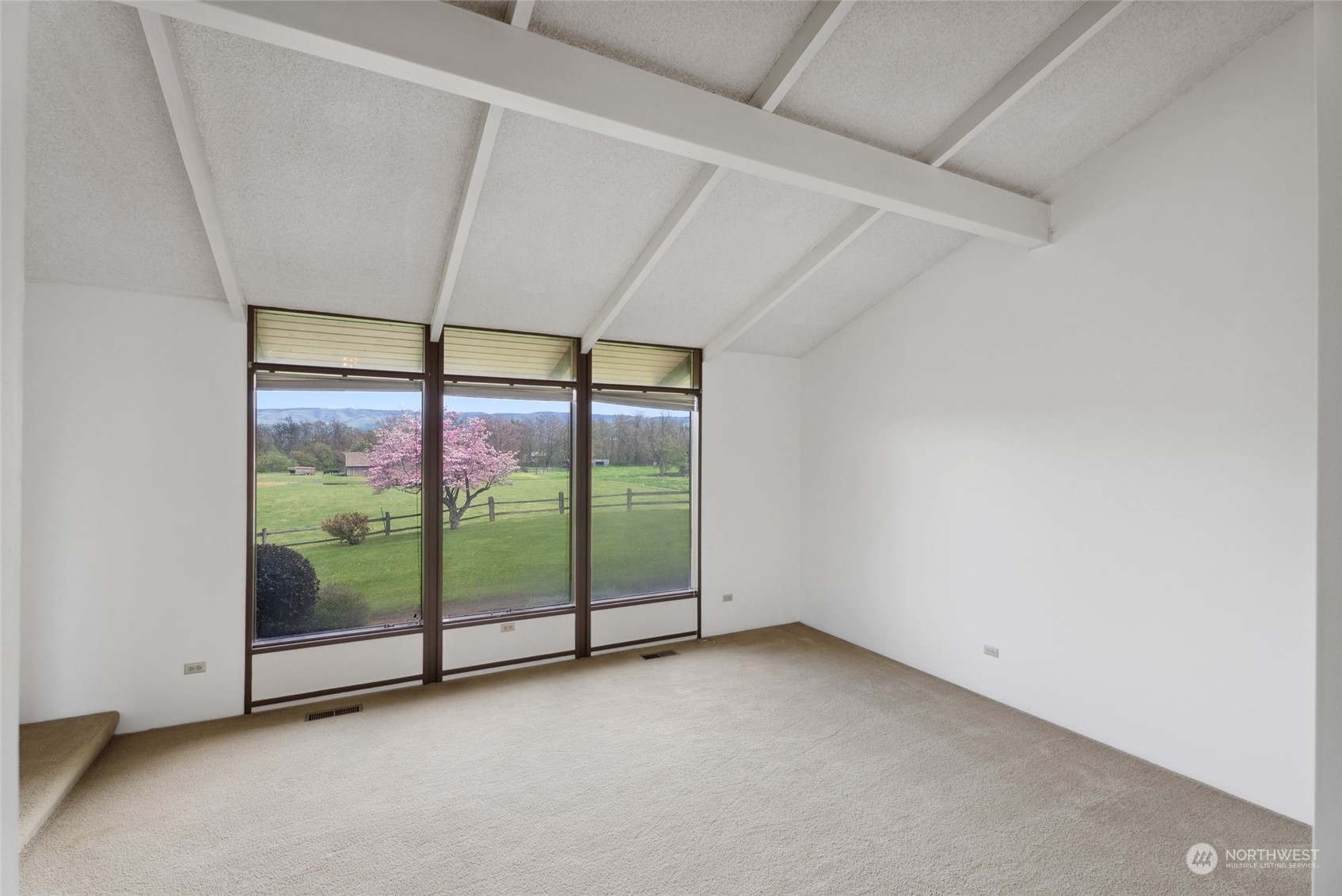 85017 Tum-A-Lum Road Milton Freewater, OR 97862 - Photo 14 of 40 an empty room with glass door