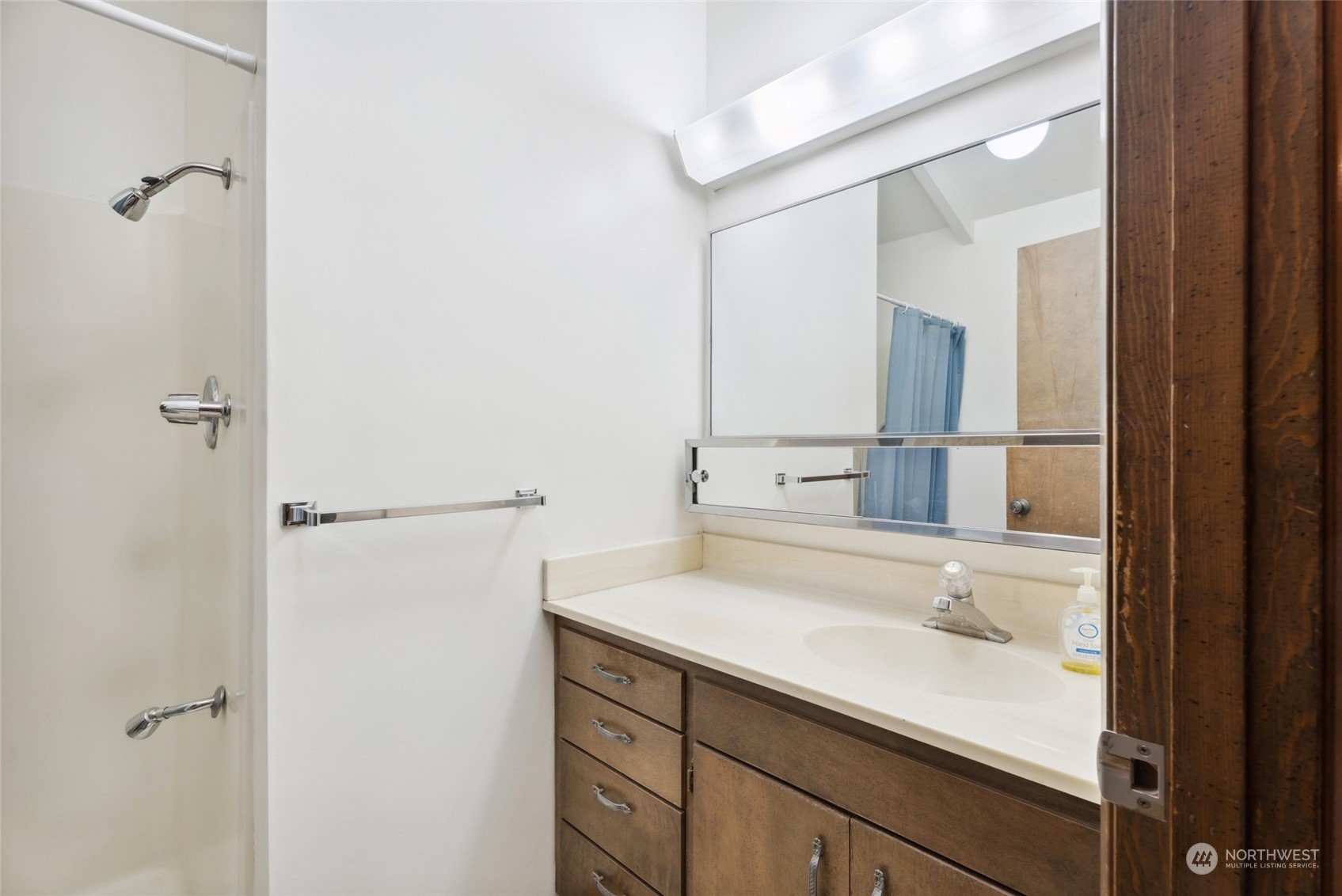85017 Tum-A-Lum Road Milton Freewater, OR 97862 - Photo 15 of 40 a bathroom with a sink and a mirror