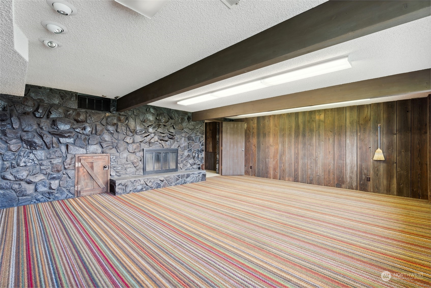85017 Tum-A-Lum Road Milton Freewater, OR 97862 - Photo 22 of 40 a bedroom with a bed and a chandelier