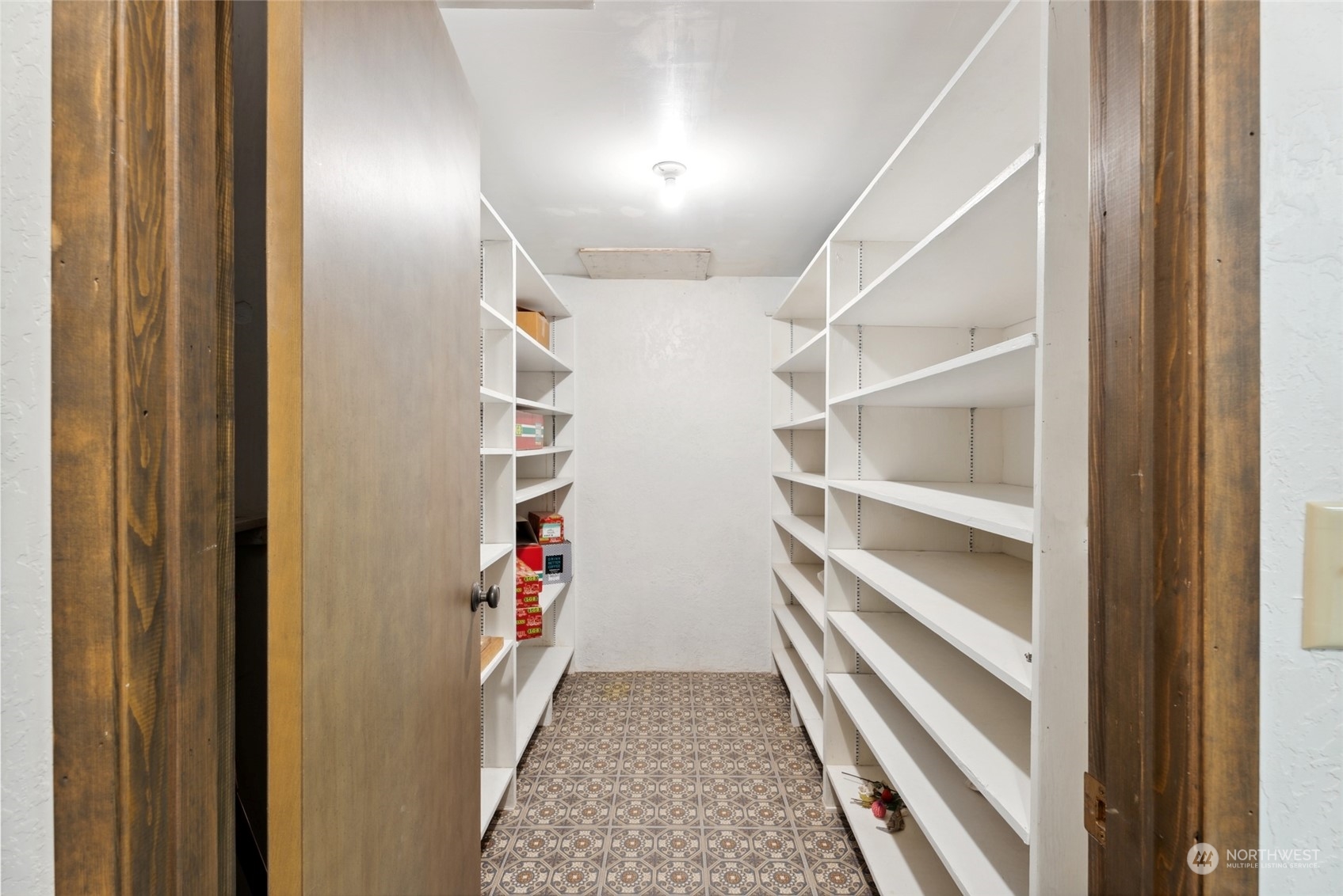 85017 Tum-A-Lum Road Milton Freewater, OR 97862 - Photo 24 of 40 a view of closet