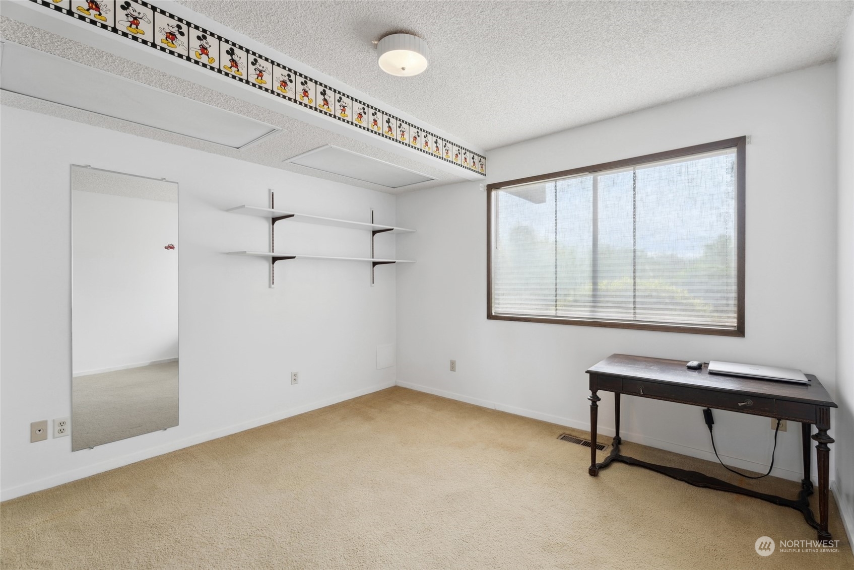 85017 Tum-A-Lum Road Milton Freewater, OR 97862 - Photo 27 of 40 a room with air conditioner and windows