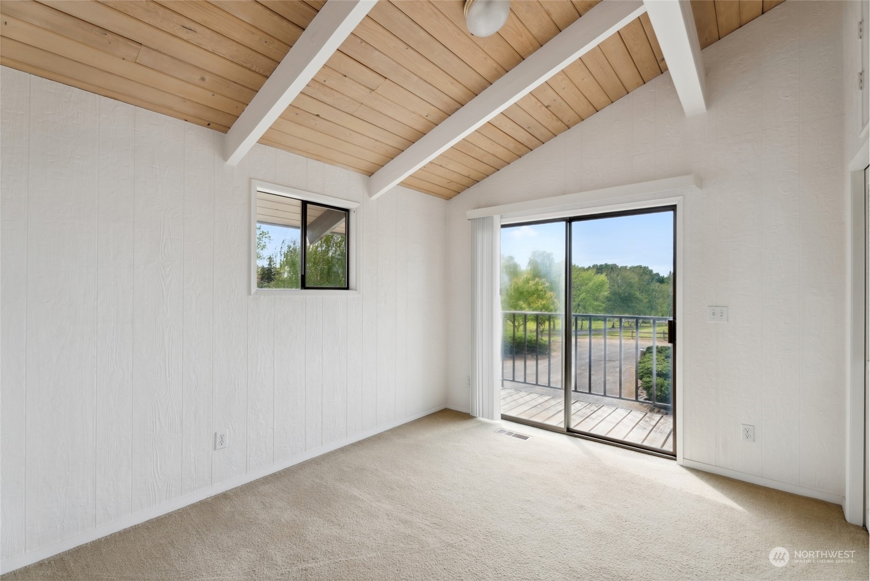 85017 Tum-A-Lum Road Milton Freewater, OR 97862 - Photo 28 of 40 an empty room with wooden floor and windows