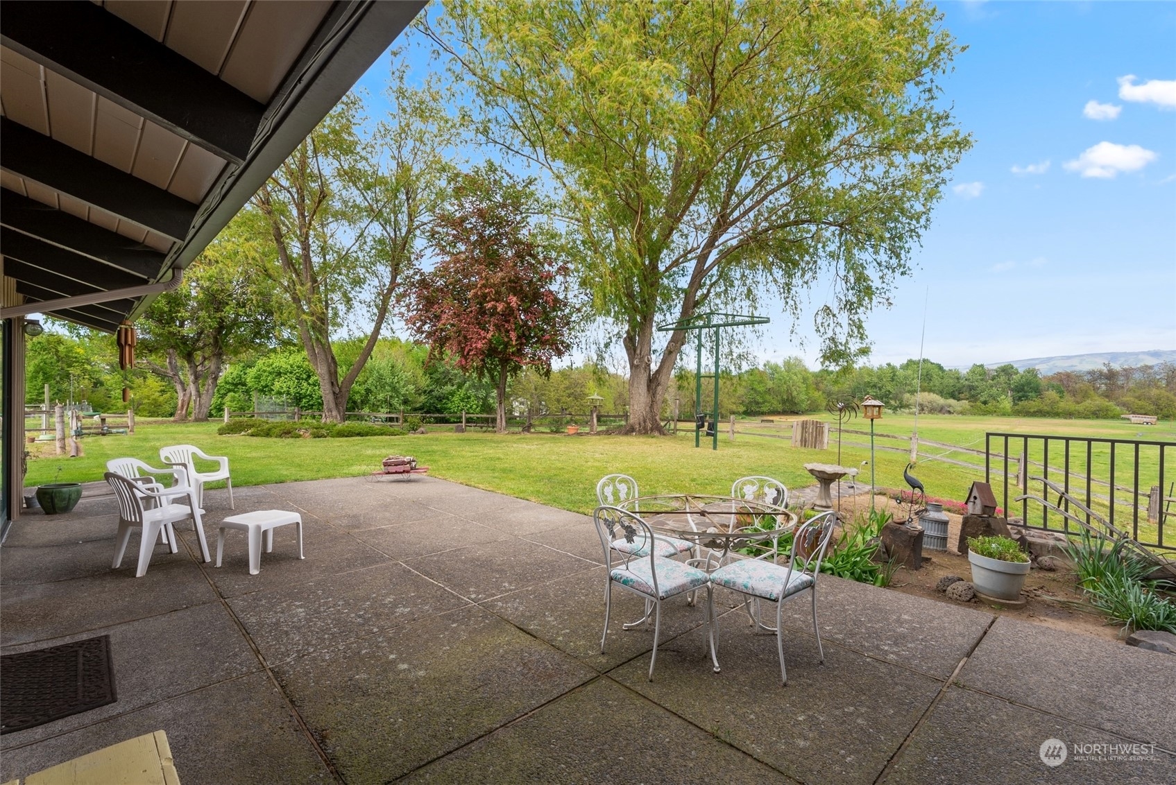 85017 Tum-A-Lum Road Milton Freewater, OR 97862 - Photo 34 of 40 a view of a patio with table and chairs and couches with wooden floor and fence