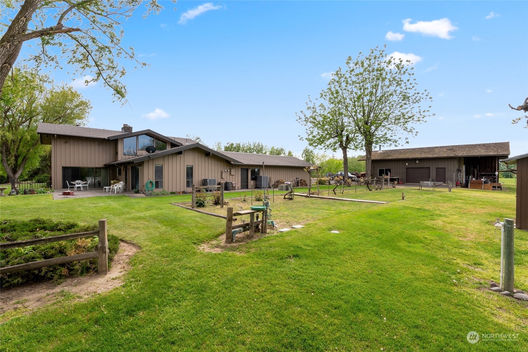 85017 Tum-A-Lum Road Milton Freewater, OR 97862 - Photo 35 of 40 a front view of a house with garden