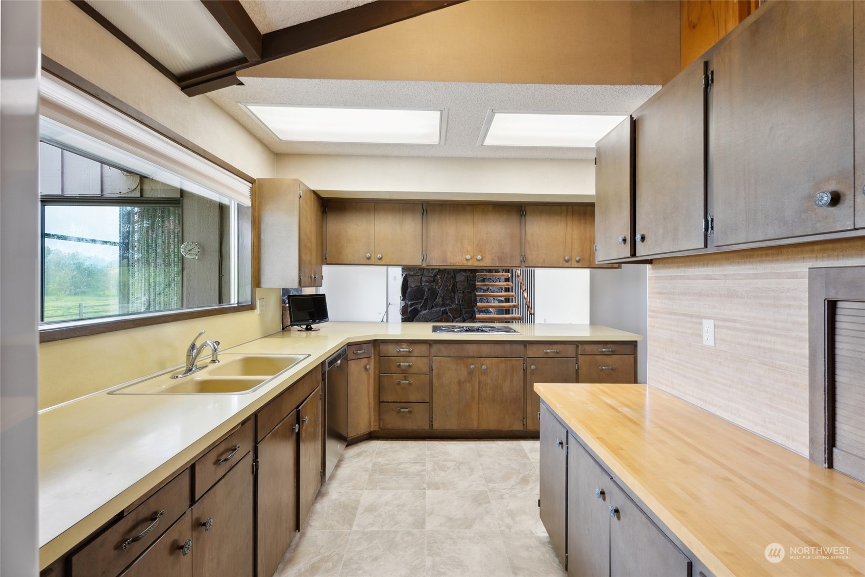 85017 Tum-A-Lum Road Milton Freewater, OR 97862 - Photo 8 of 40 a kitchen with a sink stove and cabinets