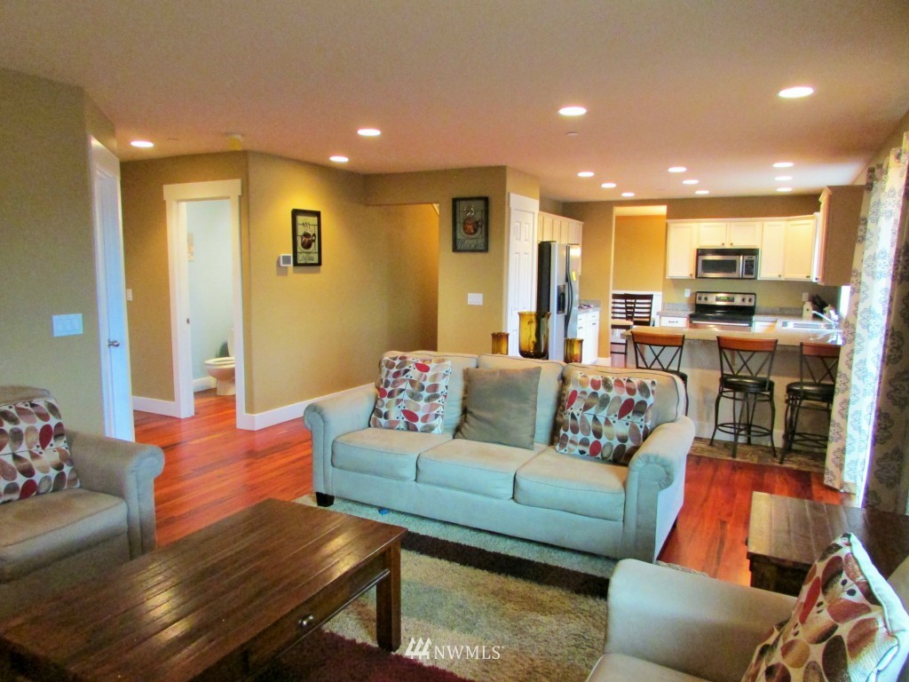 664 Sunset Boulevard Northeast Renton, WA 98056 - Photo 2 of 9