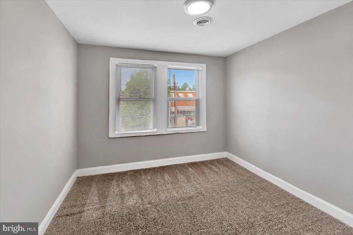 74 South Kossuth Street Baltimore, MD 21229 - Photo 4 of 18 an empty room with windows