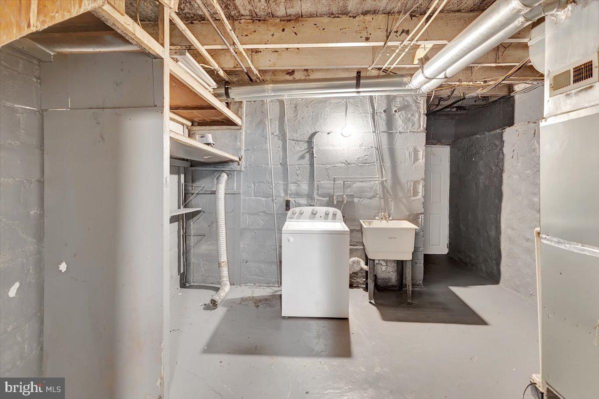 74 South Kossuth Street Baltimore, MD 21229 - Photo 6 of 18 a utility room with a washer and dryer