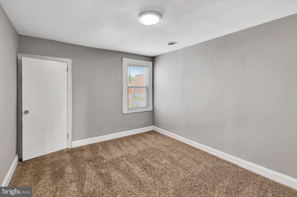 74 South Kossuth Street Baltimore, MD 21229 - Photo 9 of 18 an empty room with windows