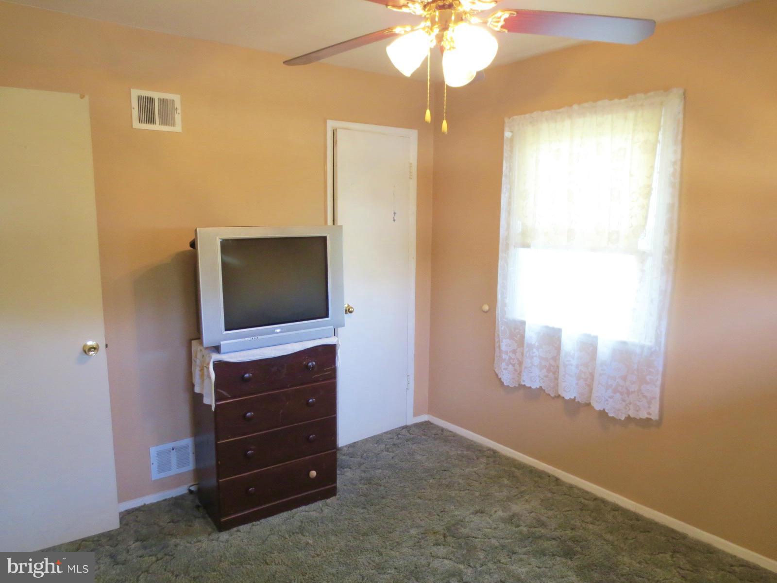 2210 Chapman Road Hyattsville, MD 20783 - Photo 11 of 30 Middle bedroom 10'11" x 10'2"