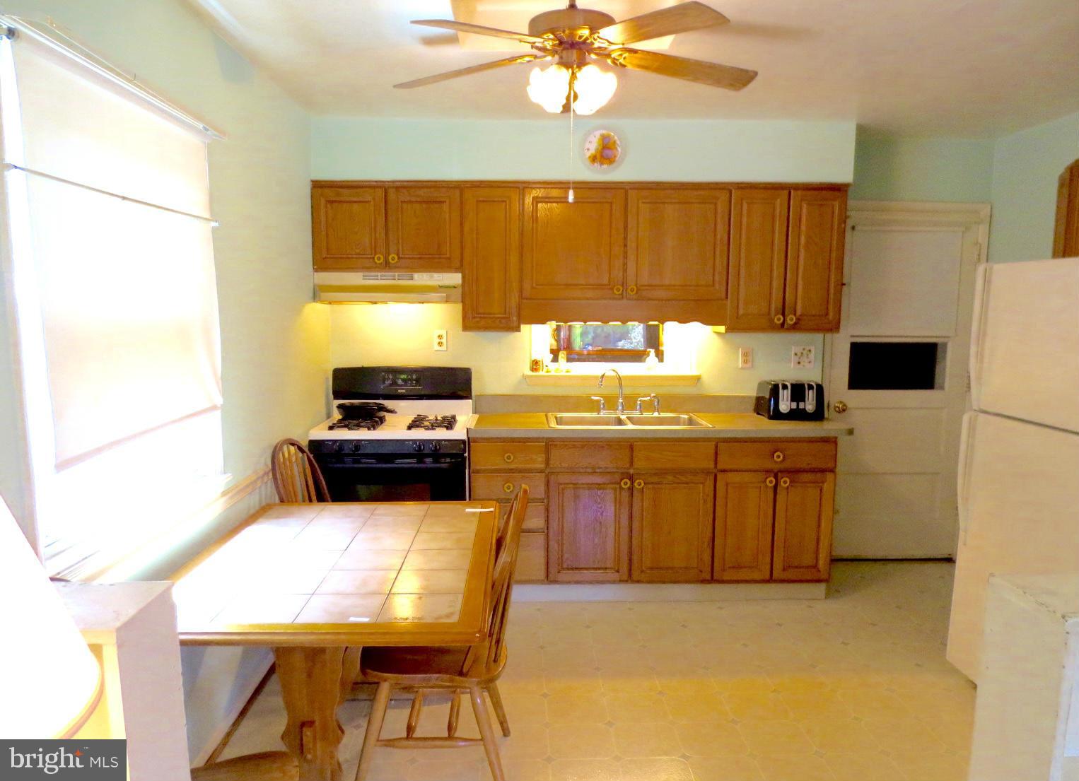 2210 Chapman Road Hyattsville, MD 20783 - Photo 5 of 30 Table Space