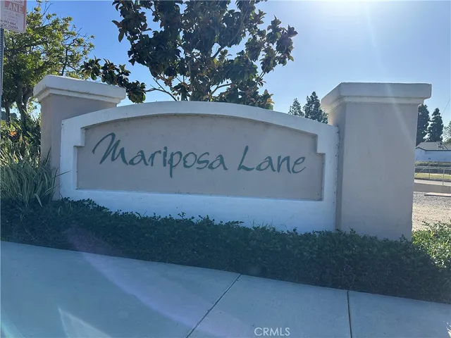 a sign of golf club on a wall