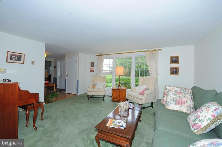 9613 Winands Road Randallstown, MD 21133 - Photo 3 of 13 Living Room