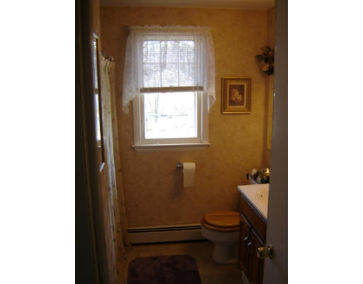 183 Garvey Drive Springfield, MA 01109 - Photo 6 of 14 a bathroom with a toilet