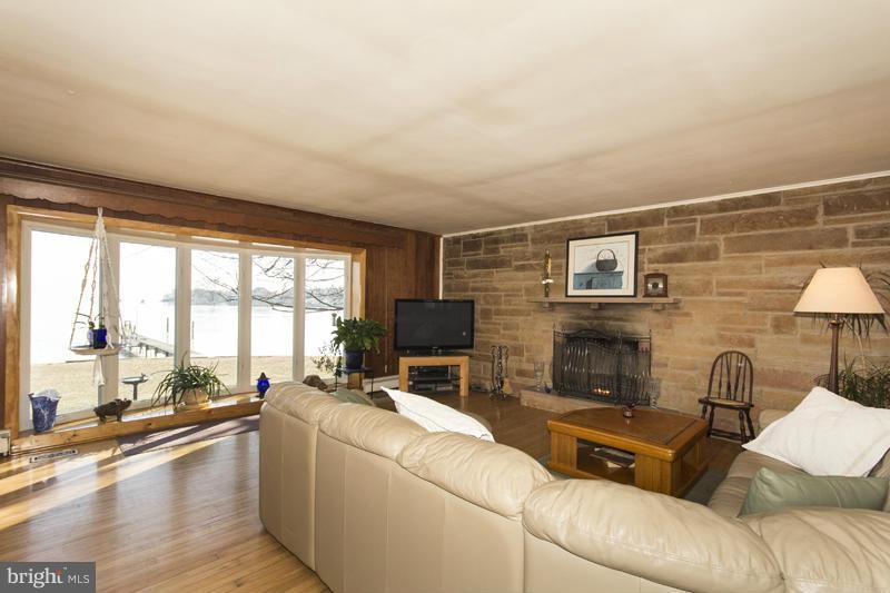 926 Seneca Park Road Baltimore, MD 21220 - Photo 6 of 30 Living Room