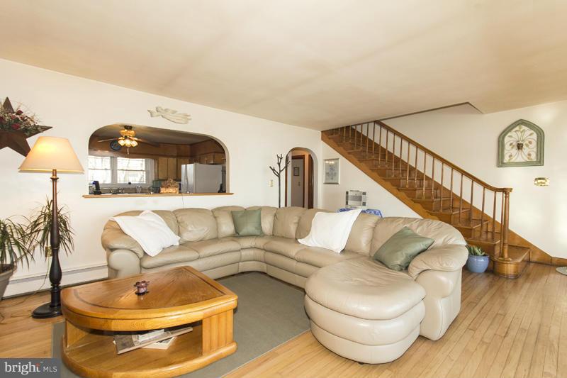 926 Seneca Park Road Baltimore, MD 21220 - Photo 10 of 30 Living Room