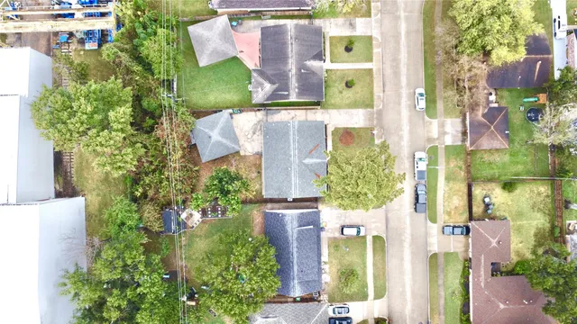 a view of a yard in front of house