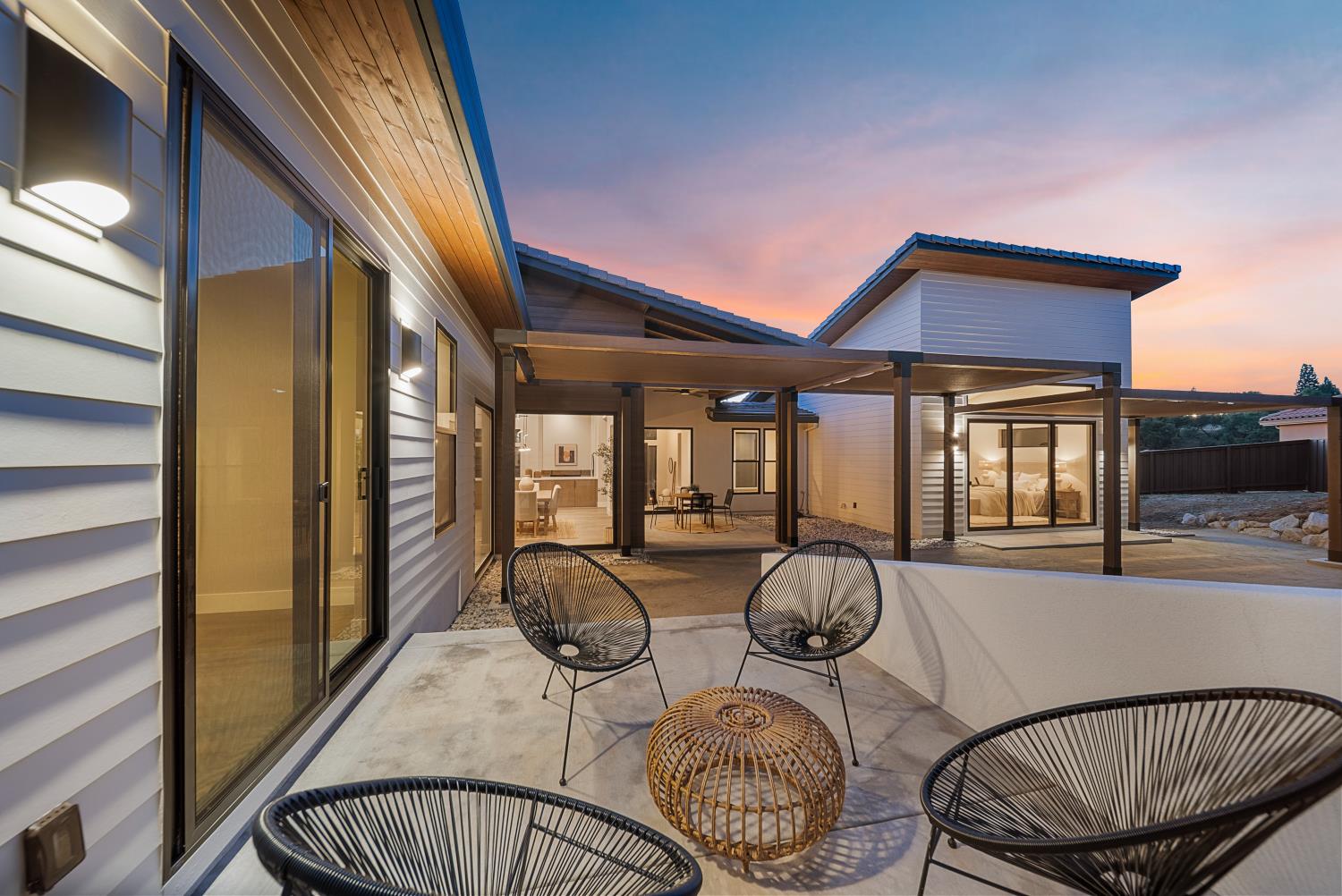 1700 Ridgeview Circle Auburn, CA 95603 - Photo 32 of 39 a view of a livingroom with furniture
