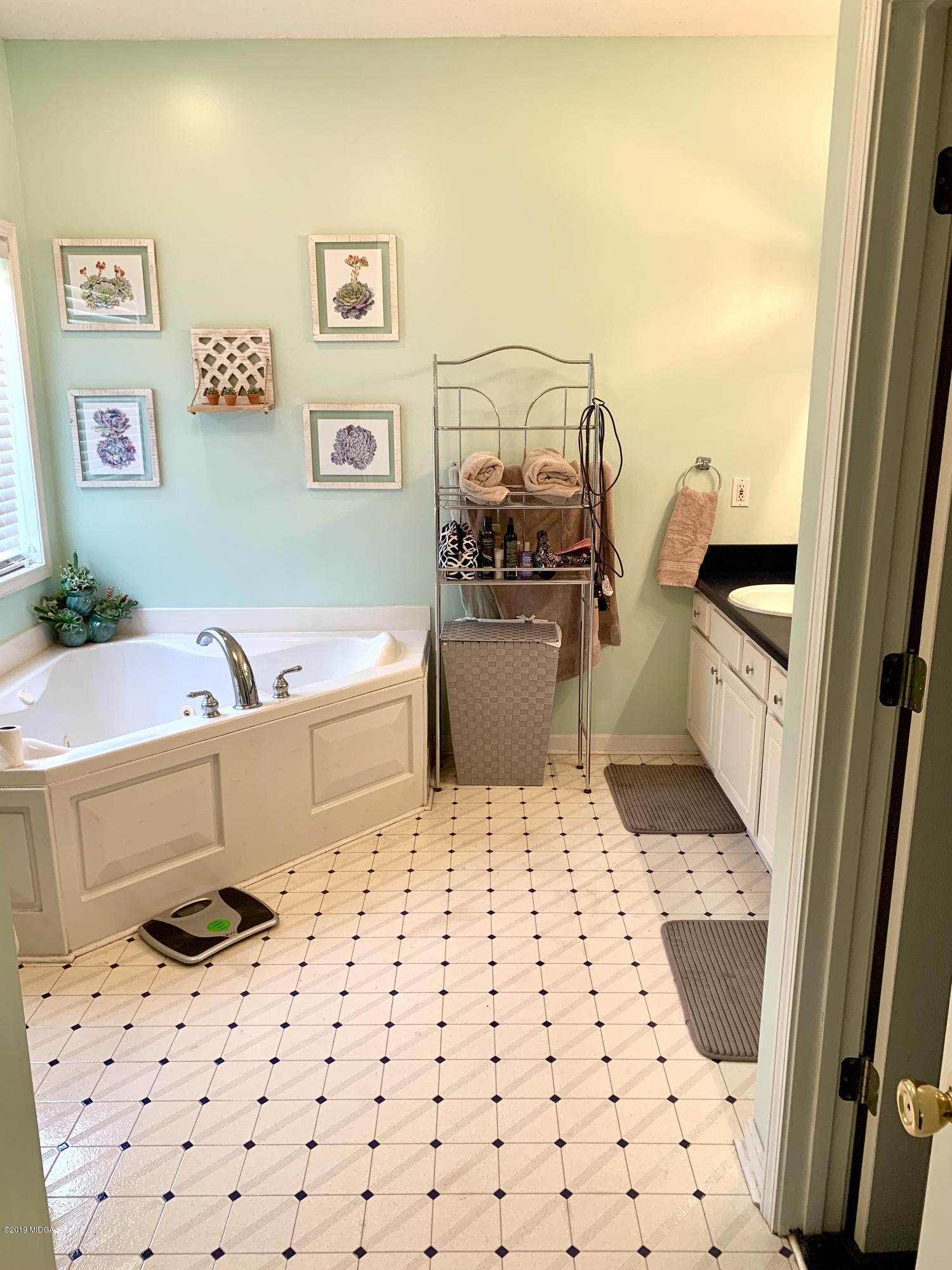 1325 Taylor Road Juliette, GA 31046 - Photo 13 of 18 a bathroom with a bathtub sink and toilet