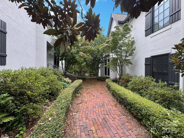 a view of a pathway with house on both side