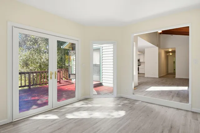 a view of livingroom with furniture