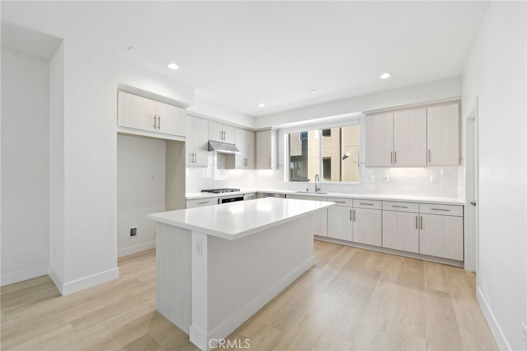 169 Steely Irvine, CA 92614 - Photo 5 of 31 Kitchen with island