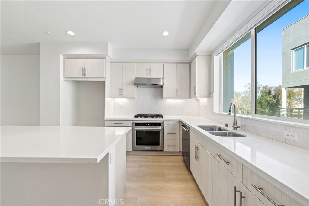 169 Steely Irvine, CA 92614 - Photo 6 of 31 Upgraded soft-close cabinets
