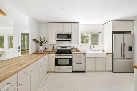 $1,799,000 | 60 Northwest Northwest Landing Road, East Hampton, NY 11937